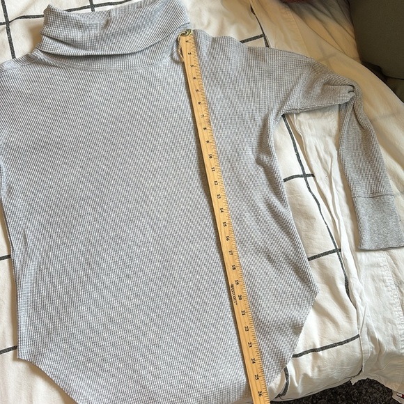 Aritzia TNA Waffle Turtle Neck Long Sleeve Sweater Shirt Size XS - Picture 8 of 9